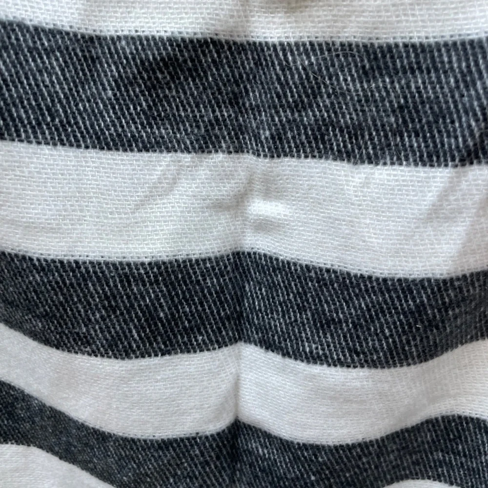 ❤️ GAP GREY & WHITE STRIPED  FRINGE FASHION SCARF